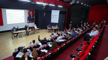 Ayvalık Belediyesi Mayıs ayı olağan meclis toplantısı Vural Sineması Nejat Uygur Sahnesi'nde gerçekleştirildi Can Dostlara Yeni Barınak