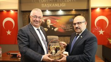 Balıkesir Valisi İsmail Ustaoğlu, Edremit Belediye Başkanı Mehmet Ertaş'ı ziyaret etti