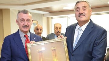 Başkan Büyükakın, Erzurumlular Vakfı Başkanı Ahmet Önal ve Kars-Ardahan-Iğdır Vakfı Başkanı İsa Bozkurt ile yönetimlerini makamında konuk etti