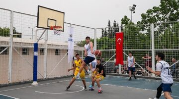 Basketbolcular Gaziemir'de kıyasıya yarıştı