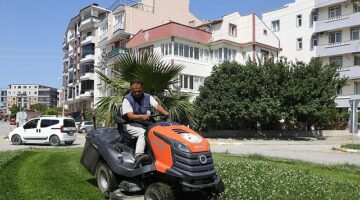 Burhaniye Belediyesi Park ve Bahçeler Müdürlüğü ekipleri, ilçe genelindeki yeşil alanlar ve parklarda bakım çalışmalarını sürdürüyor