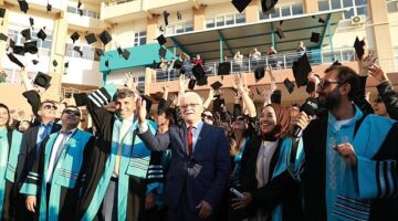 Burhaniye Uygulamalı Bilimler Fakültesi ve Burhaniye Meslek Yüksek Okulu öğrencileri bugün düzenlenen tören ile birlikte mezun oldu