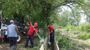 Büyükşehir, Bayraktar'da tarımsal sulama kanallarını temizledi