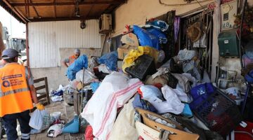 Büyükşehir Zabıtası'ndan çöp ev tahliyesi