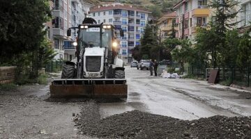 Çankaya Belediyesi, Ankara'da etkili olan ve normalin üzerinde yağan yağmurun ardından ulaşımı engelleyen taş toprak yığınlarını temizledi