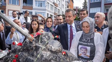 CHP Genel Başkanı Özgür Özel ve İzmir Büyükşehir Belediye Başkanı Dr. Cemil Tugay Soma'da maden şehitlerinin aileleriyle buluştu