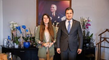 Cumhuriyet Halk Partisi (CHP) Genel Başkan Yardımcısı ve Parti Sözcüsü Deniz Yücel Çeşme Belediye Başkanı Lal Denizli'ye makamında ziyaret etti