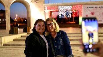 Didim Belediyesi Anneler Günü dolayısıyla Cumhuriyet Kent Meydanı'nda sinema etkinliği düzenledi