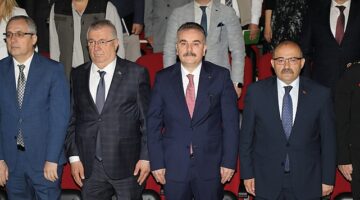 Edremit Belediye Başkanı Mehmet Ertaş, Balıkesir Valisi İsmail Ustaoğlu'nun katılımıyla düzenlenen Edremit Muhtarlar Buluşması'na katıldı