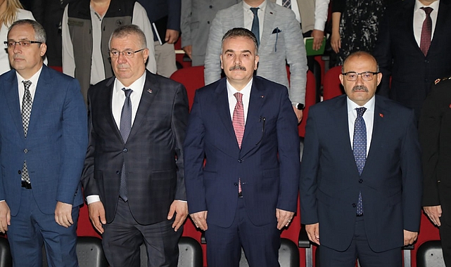 Edremit Belediye Başkanı Mehmet Ertaş, Balıkesir Valisi İsmail Ustaoğlu'nun katılımıyla düzenlenen Edremit Muhtarlar Buluşması'na katıldı