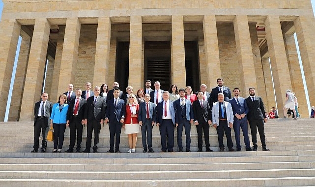 Edremit Belediye Başkanı Mehmet Ertaş, ekibiyle birlikte Anıtkabir'i ziyaret etti