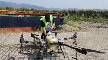 Edremit'te sinekle mücadele çalışmaları Drone ile destekleniyor