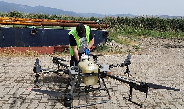 Edremit'te sinekle mücadele çalışmaları Drone ile destekleniyor