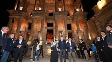 Efes Antik Kenti'nde başlayan gece müzeciliği uygulamasının hayata geçmesi sebebiyle “Efes Ören Yeri Gece Müzeciliği Lansmanı" düzenlendi