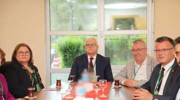 Ege ve Marmara Çevreci Belediyeler Birliği'nin yeni döneminde ilk encümen toplantısı Başkan Ali Kemal Deveciler liderliğinde gerçekleşti