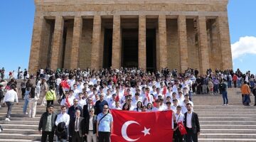 “Enerjinin Yıldızları", 19 Mayıs'ı Atatürk'ün huzuruna çıkarak kutladı