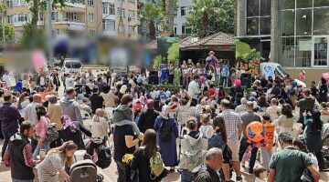 Gölcük Belediyesi kültür-sanat etkinlikleri kapsamında Değirmendere Çınarlık Meydanı'nda düzenlenen Çocuk Şenliği yoğun ilgi gördü