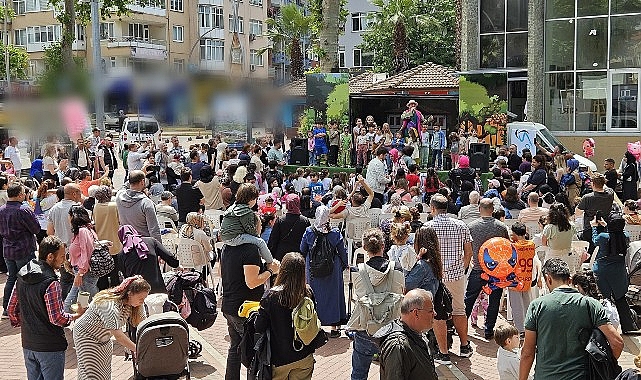 Gölcük Belediyesi kültür-sanat etkinlikleri kapsamında Değirmendere Çınarlık Meydanı'nda düzenlenen Çocuk Şenliği yoğun ilgi gördü