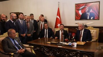 İYİ Parti Genel Başkanı Müsavat Dervişoğlu, Nevşehir Belediye Başkanı Rasim Arı'yı makamında ziyaret etti