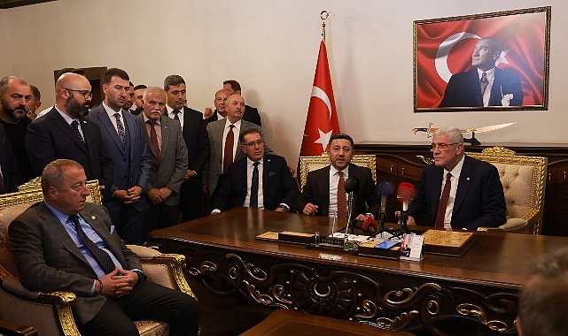 İYİ Parti Genel Başkanı Müsavat Dervişoğlu, Nevşehir Belediye Başkanı Rasim Arı'yı makamında ziyaret etti