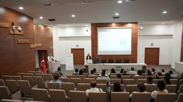İzmir İl Milli Eğitim Müdürlüğü'nün yürüttüğü &apos;DeThink' projesi kapsamında oluşturulan teknoloji destekli platform, ortaokul öğretmenlerinin kullanımına sunuldu