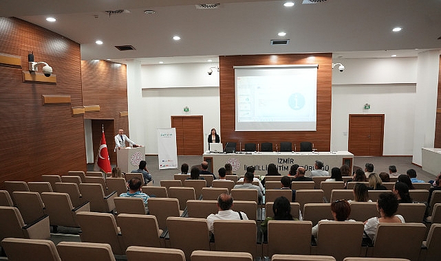 İzmir İl Milli Eğitim Müdürlüğü'nün yürüttüğü &apos;DeThink' projesi kapsamında oluşturulan teknoloji destekli platform, ortaokul öğretmenlerinin kullanımına sunuldu