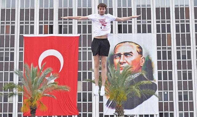 İzmir'de 19 Mayıs coşkusu  Cumhuriyet Meydanı rengarenk