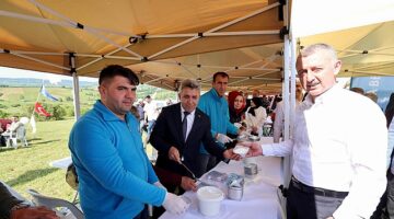 Kandıra Belediye Başkanı Erol Ölmez, Kocaeli Büyükşehir Belediyesi tarafından, Kandıra Sarışeyh Mahallesinde düzenlenen Çiftçi Şenliğine katıldı