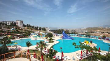 Karabağlar'da Aqua Yaşam Yüzme Havuzu açıldı