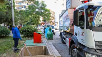 Karşıyaka'da yüzlerce çöp konteyneri tek tek ilaçlanıyor