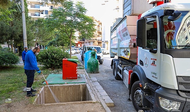 Karşıyaka'da yüzlerce çöp konteyneri tek tek ilaçlanıyor