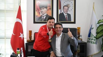 Kartepe Belediye Başkanı Av.M.Mustafa Kocaman, 2. Down Sendromlular Dünya Spor Oyunları'nda şampiyon olan Doğukan Coşkun'u kabul etti