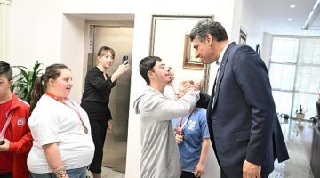 Kartepe Belediye Başkanı Av.M.Mustafa Kocaman, Konya'da yapılan Özel Sporcular Atletizm Türkiye Şampiyonası'nda dereceye giren öğrencileri tebrik etti