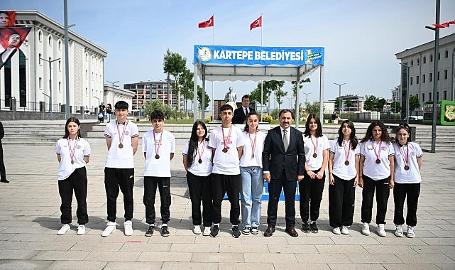 Kartepe'de 19 Mayıs Atatürk'ü Anma Gençlik ve Spor Bayramı'nın 105'inci yılı düzenlenen törenle coşku içerisinde kutlandı