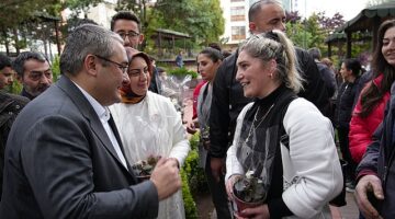 Keçiören Belediye Başkanı Dr. Mesut Özarslan ve eşi Filiz Özarslan Anneler Günü'nü kutladı