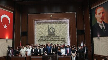 Keçiören Belediyesi Meclisi'nde düzenlenen özel oturumla meclis faaliyetleri gençlere devredildi