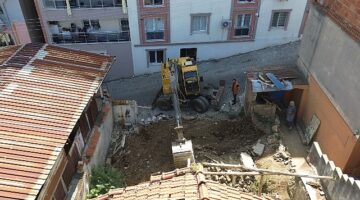 Kemalpaşa Belediyesi, kent dokusunu bozan ve yıkılma riski taşıyan metruk yapıların yıkım çalışmalarına aralıksız devam ediyor