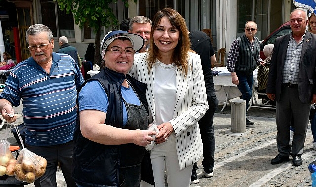 Malkara Belediye Başkanı Nergiz Karaağaçlı Öztürk, Anneler Günü etkinlikleri çerçevesinde Şehitlik Caddesi'nde düzenlenen Kadın Emeği Pazarı'nı ziyaret etti