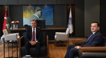 Mersin Yenişehir Belediye Başkanı Abdullah Özyiğit, Mersin Büyükşehir Belediye Başkanı Vahap Seçer'i makamında ziyaret etti