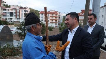 Nevşehir Belediye Başkanı Rasim Arı, belediye ekiplerinin mahallelerdeki çalışma alanlarında incelemelerini sürdürüyor