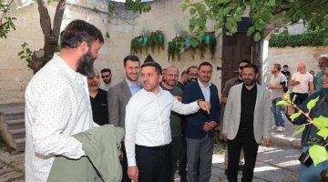 Nevşehir Belediye Başkanı Rasim Arı, çekimleri Nevşehir'in Ürgüp ilçesine bağlı Mustafapaşa Köyünde devam eden Kara Ağaç Destanı dizisinin setini ziyaret ederek, dizi oyuncuları ile bir araya geldi
