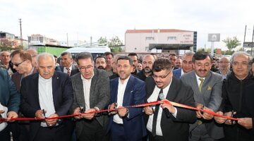 Nevşehir Belediye Başkanı Rasim Arı, çeşitli mahallelerde yeni açılan işyerlerini ziyaret ederek düzenlenen açılış törenlerine katıldı