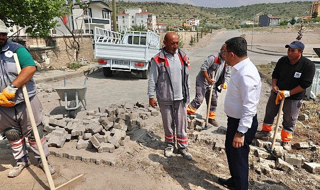 Nevşehir Belediye Başkanı Rasim Arı, Mehmet Akif Ersoy Mahallesi'nde belediye ekiplerince gerçekleştirilen yol bakım ve onarım çalışmalarını inceledi