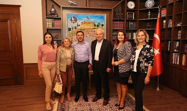 Nevşehir Belediye Başkanı Rasim Arı'ya bugün çeşitli sivil toplum örgütü ve siyasi parti temsilcileri, iş insanları ve kamu kurum ve kuruluşlarının yöneticileri &apos;hayırlı olsun' ziyaretinde bulundu