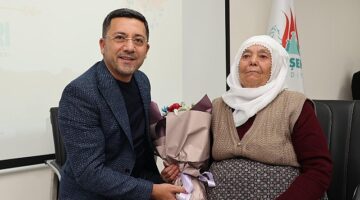 Nevşehir Belediye si tarafından Anneler Günü dolayısıyla düzenlenen programda Elmas Arı, Nevşehir Belediye Başkanı olan oğlu Rasim Arı'yı anlattı