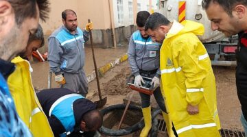 Nevşehir Belediyesi ekipleri, aşırı yağıştan etkilenen mahallelerde temizlik ve onarım çalışmalarını sürdürüyor
