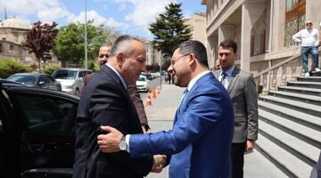 Nevşehir Valisi Ali Fidan, 31 Mart günü gerçekleştirilen Mahalli İdareler Genel Seçimlerinde Nevşehir Belediye Başkanlığı görevine seçilen Rasim Arı'ya hayırlı olsun ziyaretinde bulundu