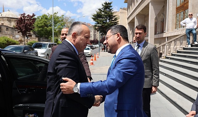 Nevşehir Valisi Ali Fidan, 31 Mart günü gerçekleştirilen Mahalli İdareler Genel Seçimlerinde Nevşehir Belediye Başkanlığı görevine seçilen Rasim Arı'ya hayırlı olsun ziyaretinde bulundu