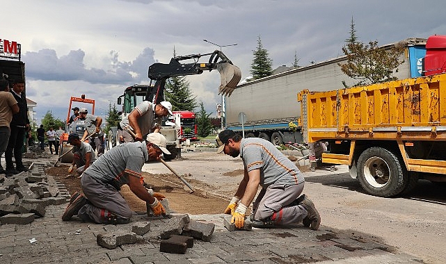 Nevşehir'de son günlerde etkili olan sağanak yağışlar sonrasında hasar gören yol, yaya kaldırımı ve parklarda onarım ve yenileme çalışmaları sürüyor