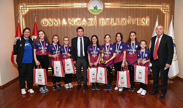 Şampiyon öğrencilerden Başkan Aydın'a ziyaret